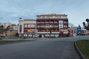um grande edifício na esquina de uma rua em Hotel Alfa em Giraltovce