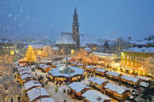 una città con un mercato natalizio nella neve di Casa al Duomo - Domhaus a Bolzano