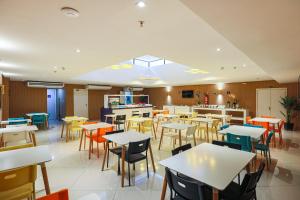 a dining room with tables and chairs in a restaurant at Rede Andrade Docas in Belém