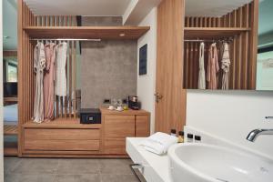 Ένα μπάνιο στο Lindos Grand Resort and Spa - Adults Only