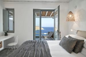 Postel nebo postele na pokoji v ubytování Mykonos Bliss - Cozy Suites, Adults Only Hotel