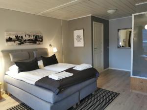 a bedroom with a bed in a room at Flåm Marina in Flåm +59 photos