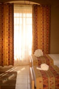 Postel nebo postele na pokoji v ubytování Embrace Hotel