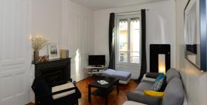 uma sala de estar com um sofá e uma lareira em Appart' Anvers em Lyon