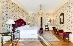 Hôtel Métropole Monte-Carloにあるベッド