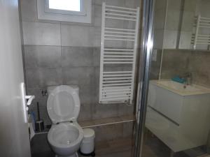 La salle de bains est pourvue de toilettes, d'un lavabo et d'une fenêtre. dans l'établissement RÉSIDENCE DES NEIGES 2052, au Sauze