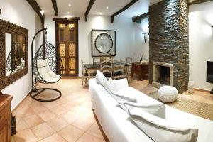 夏內卡的住宿－My Holiday Home - Aroeira Golf & Beach，带沙发和壁炉的客厅