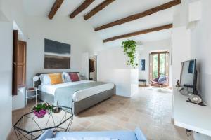 ein Schlafzimmer mit einem Bett und einem TV in einem Zimmer in der Unterkunft Experience Collection by ROMAC - Margana Palace in Rom