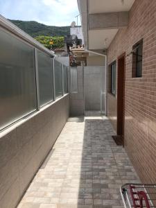 an empty walkway on the side of a building at Casa - Próximo a UFSC e Centro - 5KM # in Florianópolis