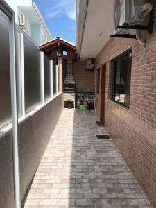 an empty hallway of a building with a brick wall at Casa - Próximo a UFSC e Centro - 5KM # in Florianópolis