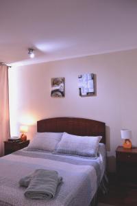 1 dormitorio con 1 cama con 2 toallas en Santiago Furnished Apartments, en Santiago