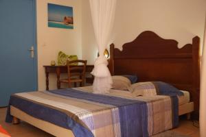 - une chambre avec un lit et une robe dans l'établissement Appartements Residence Mahoghany, à Sainte-Anne