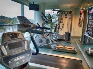um ginásio com uma passadeira e uma bicicleta ergométrica em New Ocean Front Corner Unit em Myrtle Beach