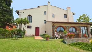 een uitzicht op een huis met een tuin bij podere Sanlorenzo in Carmignano