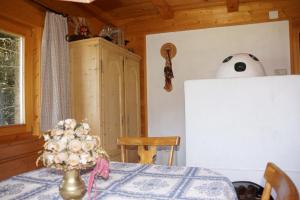 uma sala de jantar com uma mesa e um urso panda na parede em Walters Hütte em Tulfes