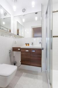 łazienka z toaletą, umywalką i prysznicem w obiekcie Apartament Forest - Parking - Praia Apartments Sopot Aquapark w mieście Sopot