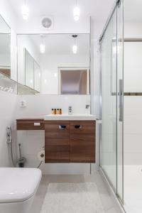 łazienka z umywalką i prysznicem w obiekcie Apartament Forest - Parking - Praia Apartments Sopot Aquapark w mieście Sopot +30 zdjęć