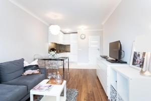 Telewizja i/lub zestaw kina domowego w obiekcie Apartament Forest - Parking - Praia Apartments Sopot Aquapark
