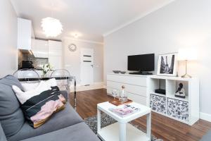 Telewizja i/lub zestaw kina domowego w obiekcie Apartament Forest - Parking - Praia Apartments Sopot Aquapark