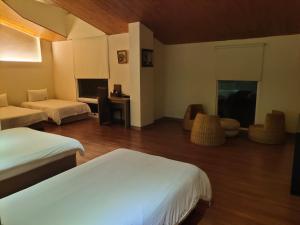 杨梅君洋飯店Co-Living Hotel 龍潭科學園區 楊梅幼獅 月租旅居共生宅的有两张床和一台电视的酒店房间