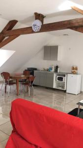 sala de estar con mesa y cocina en Vichy, en Vichy