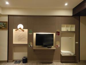 君洋飯店Co-Living Hotel 龍潭科學園區 楊梅幼獅 月租旅居共生宅的电视和/或娱乐中心