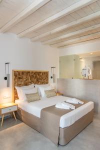 Postel nebo postele na pokoji v ubytování Lithos Luxury Suites + 37 fotografií
