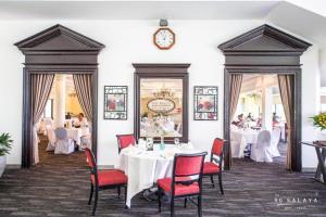 ห้องอาหารหรือที่รับประทานอาหารของ The Royal Gems Golf Resort