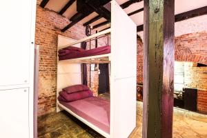 Двох'ярусне ліжко або двоярусні ліжка в номері Safestay York Micklegate