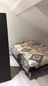 een bed met een dekbed in een kamer bij Vichy in Vichy