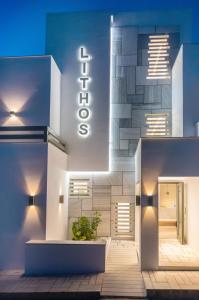Kuchyň nebo kuchyňský kout v ubytování Lithos Luxury Suites
