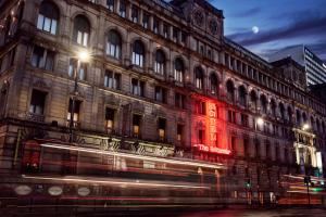 budynek z czerwonymi światłami na boku w obiekcie Britannia Hotel City Centre Manchester w Manchesterze