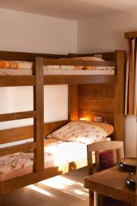 Poschodová posteľ alebo postele v izbe v ubytovaní Apartmá Daisy