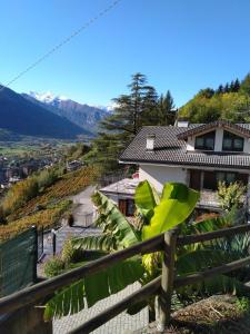 une maison sur une colline avec une clôture dans l'établissement Appartamenti Bioula CIR Aosta n 0247, à Aoste