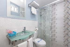 La salle de bains est pourvue de toilettes, d'un lavabo et d'une douche. dans l'établissement La Casina de Cáceres, à Cáceres