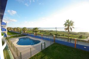 - une vue sur la piscine et la plage dans l'établissement Livingtarifa Apartamento Agaporni, à Tarifa