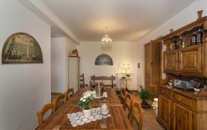 マッサローザにあるCasale Belvedere "Il Melograno"のダイニングルーム(長い木製テーブル、椅子付)