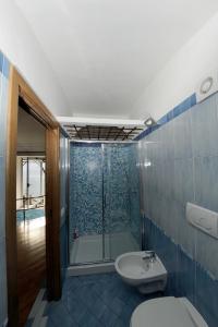 uma casa de banho com um WC, um lavatório e um chuveiro em Fattoria La Tagliata em Positano