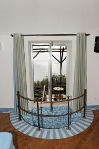 uma sala de estar com uma grande janela com vista em Fattoria La Tagliata em Positano