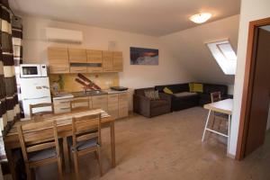 Kuchyňa alebo kuchynka v ubytovaní Apartmány Malý Princ
