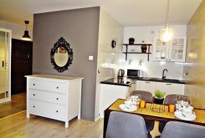Kuchyň nebo kuchyňský kout v ubytování Apartamenty Sun&Fun Rezydencja Parkowa Nadrzeczna 3D i 3E -blisko centrum, dworca PKP w otoczeniu zieleni