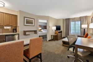 um quarto de hotel com uma cozinha e uma sala de estar em Staybridge Suites Kalamazoo, an IHG Hotel em Kalamazoo