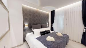 Säng eller sängar i ett rum på A luxury apartment in the center of Jerusalem