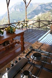 un piano cottura con forno posto in cima a un ponte di Fattoria La Tagliata a Positano