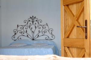 波西塔諾的住宿－Fattoria La Tagliata，一间卧室配有一张带金属床头板的床