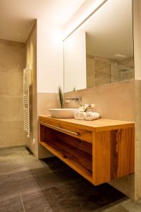 ein Bad mit einem Waschbecken und einem Spiegel in der Unterkunft LUVA Resorts Kappl - Chalet K in Kappl
