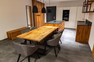 Kuchyňa alebo kuchynka v ubytovaní LUVA Resorts Kappl - Chalet K