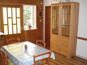 ein Esszimmer mit einem Tisch und einem Holzschrank in der Unterkunft Apartments Mia in Starigrad-Paklenica