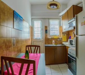 Kuchnia lub aneks kuchenny w obiekcie Cosy apartment for 4