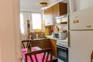 Kuchnia lub aneks kuchenny w obiekcie Cosy apartment for 4